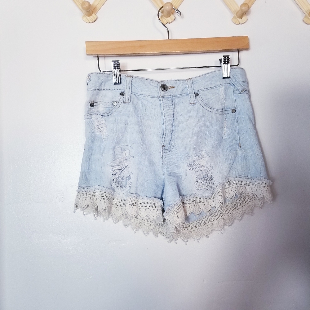 ALTAR'D STATE LIGHT WASHED DISTRESSED LACE JEAN SHORTS SIZE 26/3